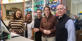 Tatjana Zambo (Präsidentin des Landesapothekerverbands Baden-Württemberg), Nadine Kempf (Apothekerin), Florian Wahl (gesundheitspolitischer Sprecher der SPD-Landtagsfraktion), Lina Seitzl (Bundestagsabgeordnete SPD) und Dr. Martin Braun (Präsident der Landesapothekerkammer Baden-Württemberg) in der Böblinger Paracelsus-Apotheke. Bild: Fecht